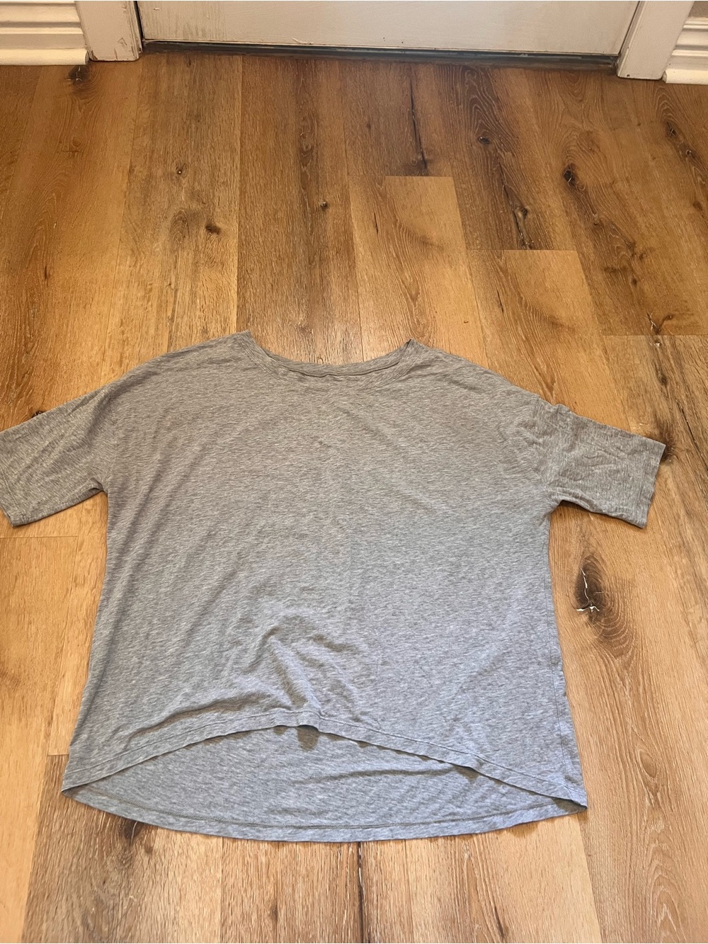 L/XL Lululemon Casual Grey Short-Sleeve Top no size tag